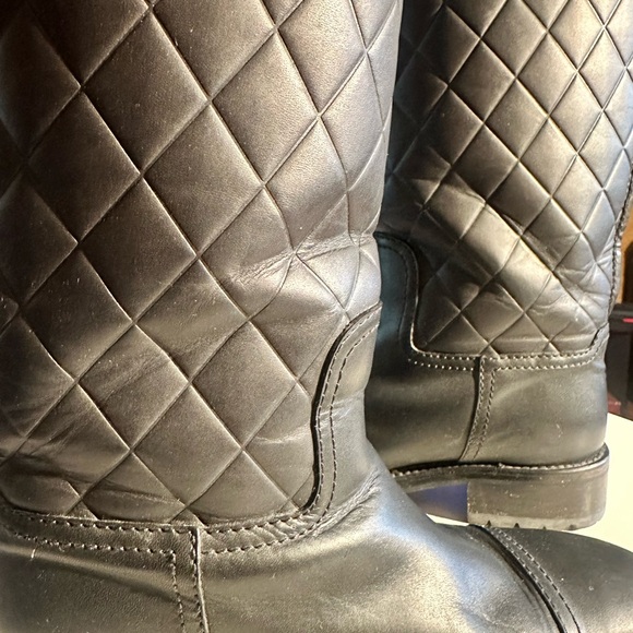 CHANEL INTERLOCKING CC LOGO LEATHER BOOTS - Picture 5 of 6